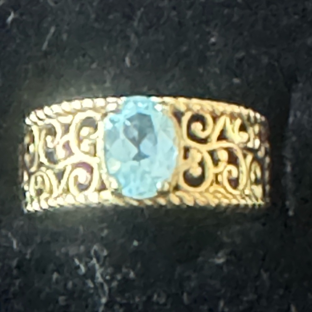 Elegant Gold Filigree Ring with Blue Gemstone